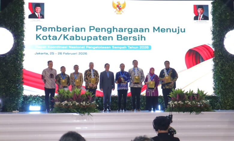 Gubernur Sulsel Terima Penghargaan Pembina Terbaik Pengelolaan Sampah 2026