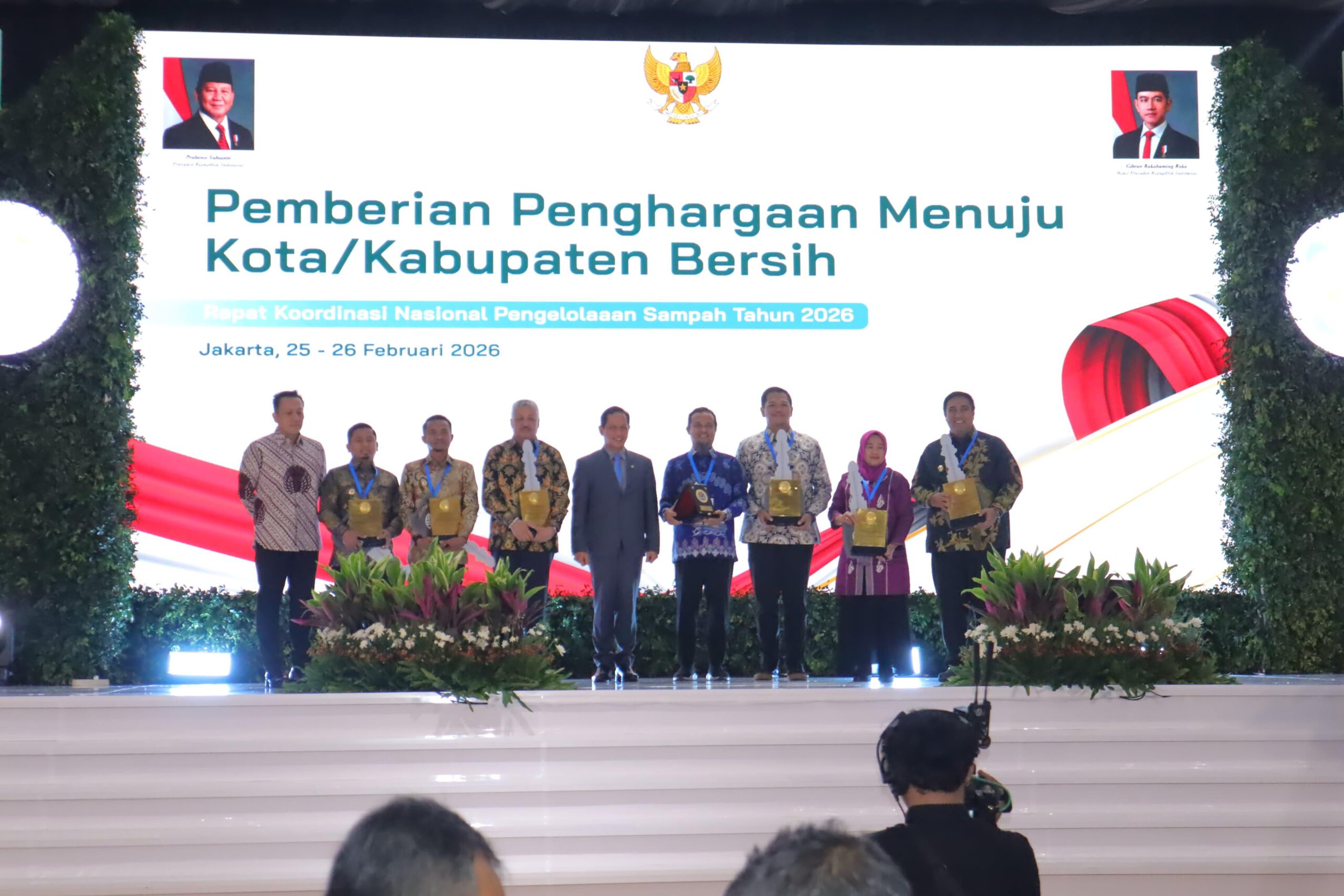 Gubernur Sulsel Terima Penghargaan Pembina Terbaik Pengelolaan Sampah 2026