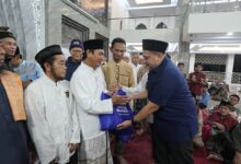 Safari Ramadan di Tamalanrea, Munafri Serahkan Paket Pangan Ramadan Untuk Dhuafa