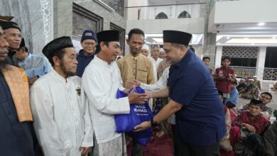 Safari Ramadan di Tamalanrea, Munafri Serahkan Paket Pangan Ramadan Untuk Dhuafa