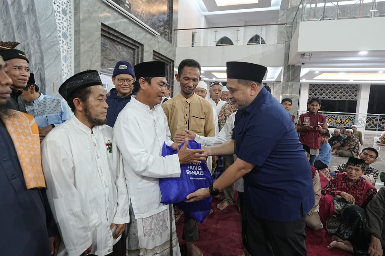 Safari Ramadan di Tamalanrea, Munafri Serahkan Paket Pangan Ramadan Untuk Dhuafa