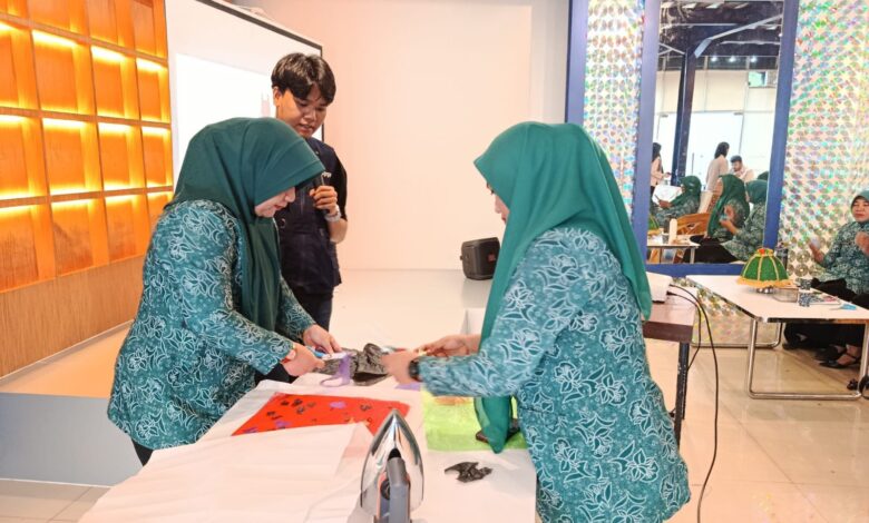 Kalla Institute Latih Ibu PKK Kassi-kassi Olah Limbah Plastik Jadi Produk Bernilai Ekonomi