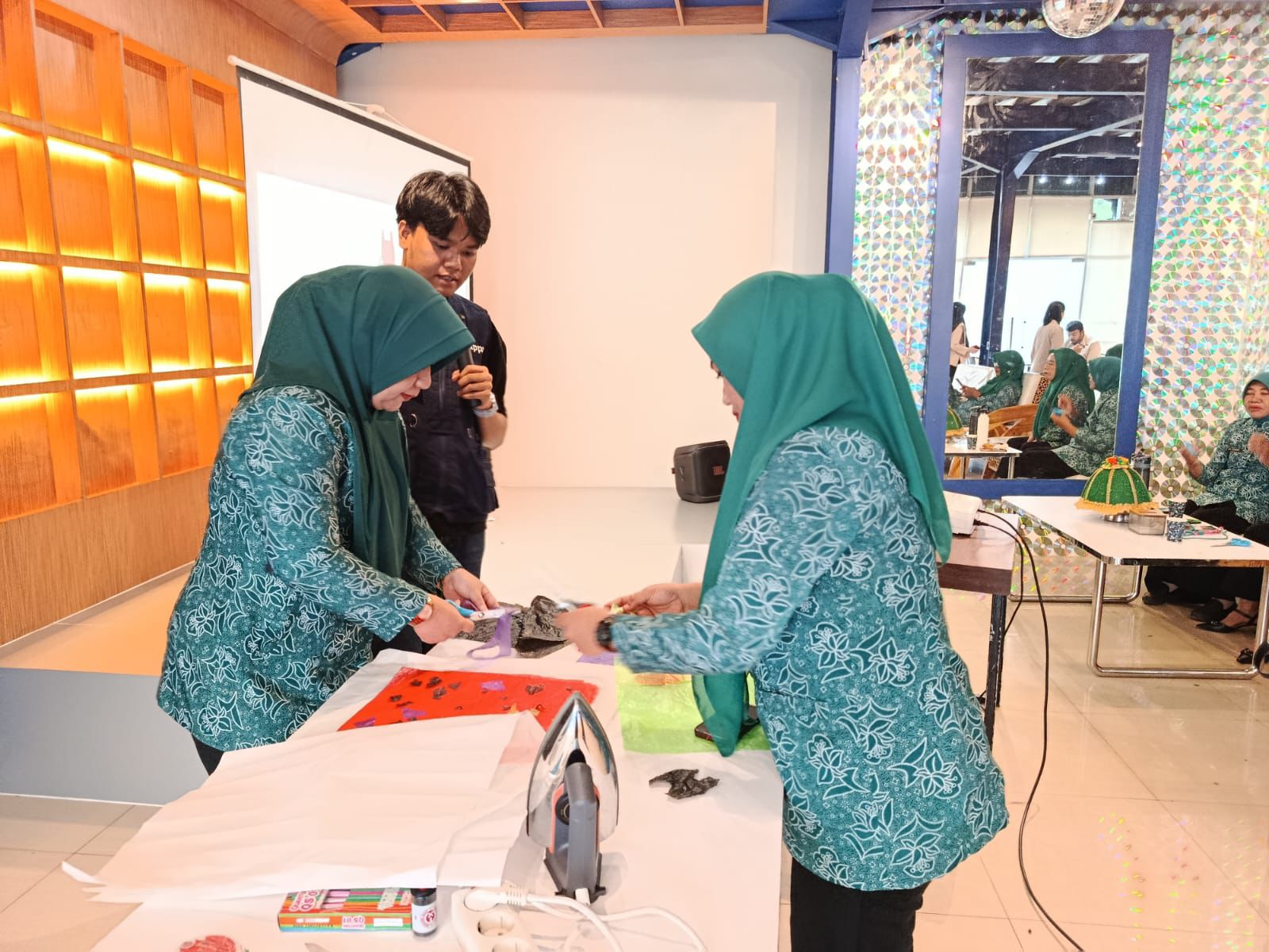 Kalla Institute Latih Ibu PKK Kassi-kassi Olah Limbah Plastik Jadi Produk Bernilai Ekonomi