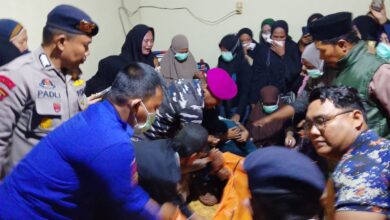 TNI AL Kodaeral VI Evakuasi Jenazah Nelayan Sinjai yang Mengapung di Pantai Bulukumba