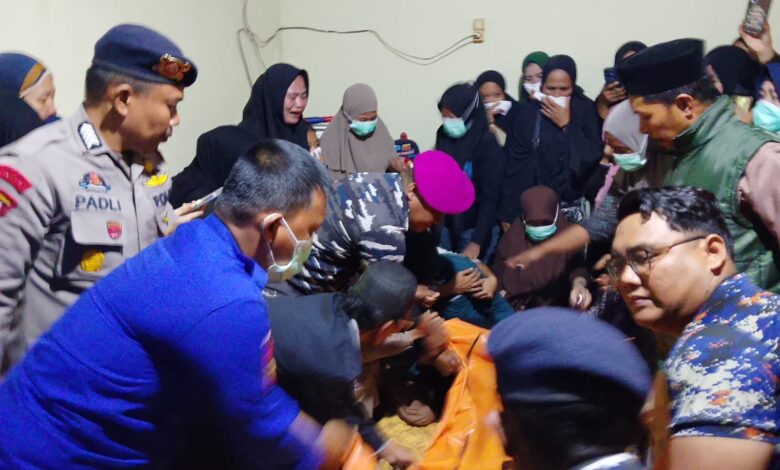 TNI AL Kodaeral VI Evakuasi Jenazah Nelayan Sinjai yang Mengapung di Pantai Bulukumba