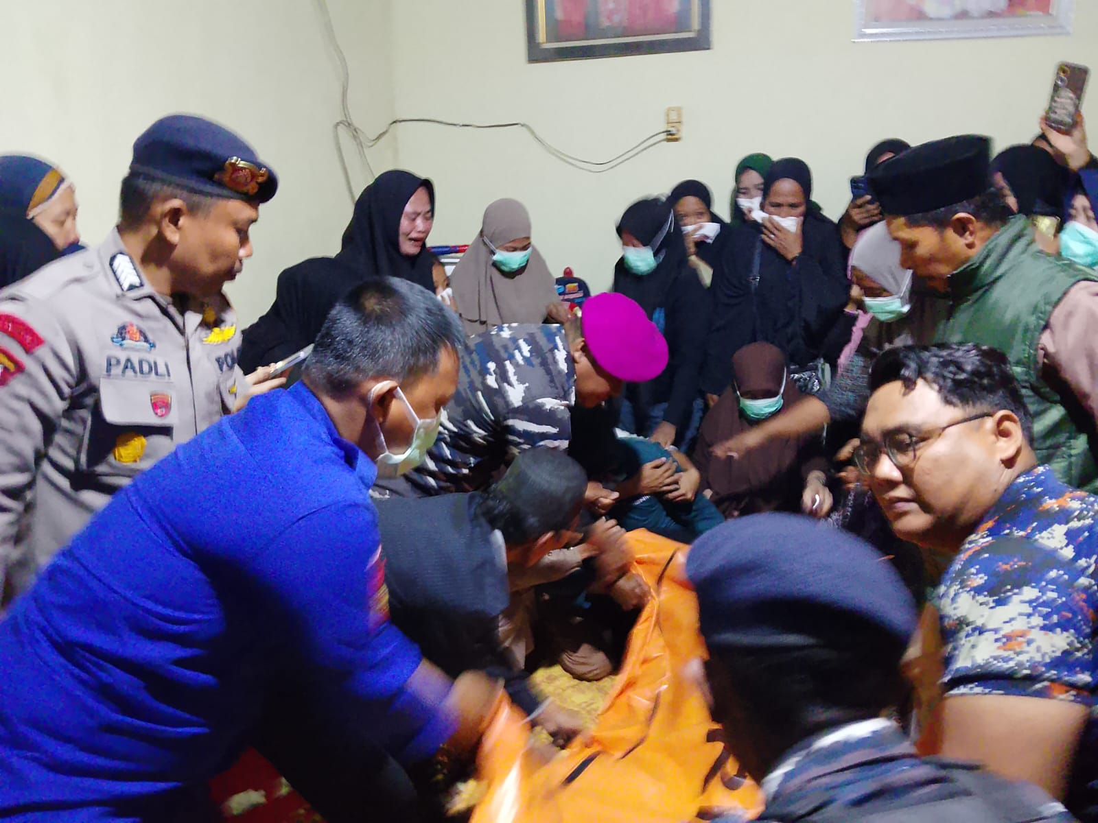 TNI AL Kodaeral VI Evakuasi Jenazah Nelayan Sinjai yang Mengapung di Pantai Bulukumba