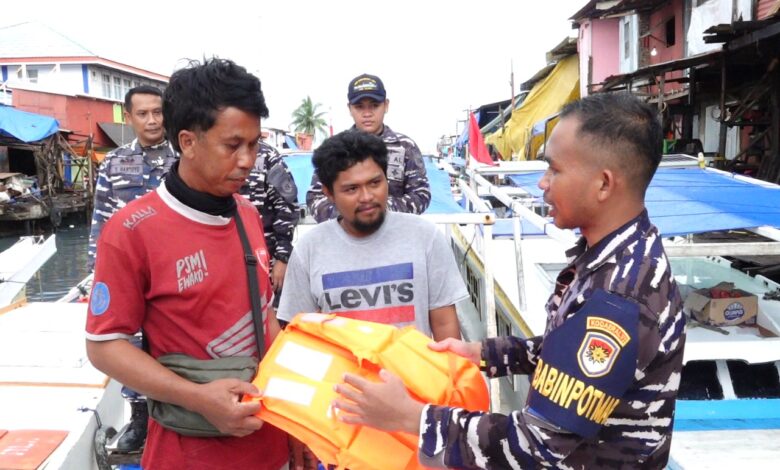 TNI AL Kodaeral VI Sosialisasikan Keselamatan Berlayar bagi Nelayan Paotere, Ubah Duka Jadi Disiplin Laut