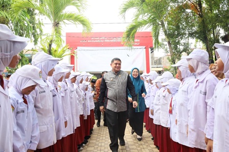 Bersama Ketua TP PKK, Munafri Resmikan UKS SD Inpres Perumnas Antang III