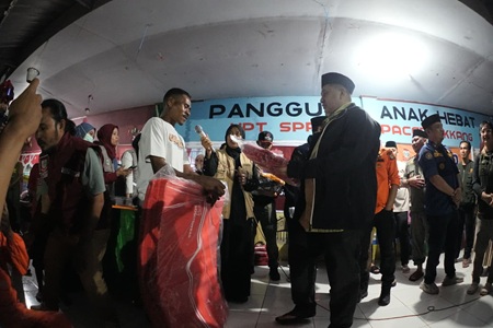 Tengah Malam, Munafri Datangi Posko Banjir di Biringkanaya, Pastikan Kebutuhan Warga Terpenuhi