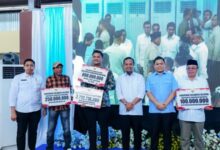 Gubernur Sulsel Serahkan Bantuan Bibit, Green House hingga Kapal Nelayan untuk Warga Bantaeng