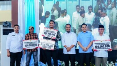 Gubernur Sulsel Serahkan Bantuan Bibit, Green House hingga Kapal Nelayan untuk Warga Bantaeng