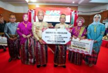 Kado Peringatan 682 Tahun Sidrap, Gubernur Sulsel Serahkan Bantuan Keuangan Rp15 Miliar hingga Alsintan