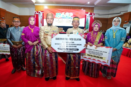 Kado Peringatan 682 Tahun Sidrap, Gubernur Sulsel Serahkan Bantuan Keuangan Rp15 Miliar hingga Alsintan