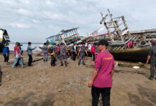 Lanal Kendari Gaungkan Aksi Bersih Pantai Singkirkan Bangkai Kapal Demi Laut Bersih