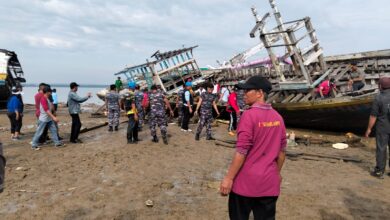 Lanal Kendari Gaungkan Aksi Bersih Pantai Singkirkan Bangkai Kapal Demi Laut Bersih