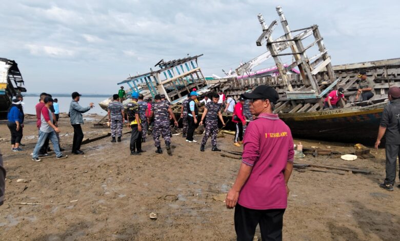 Lanal Kendari Gaungkan Aksi Bersih Pantai Singkirkan Bangkai Kapal Demi Laut Bersih