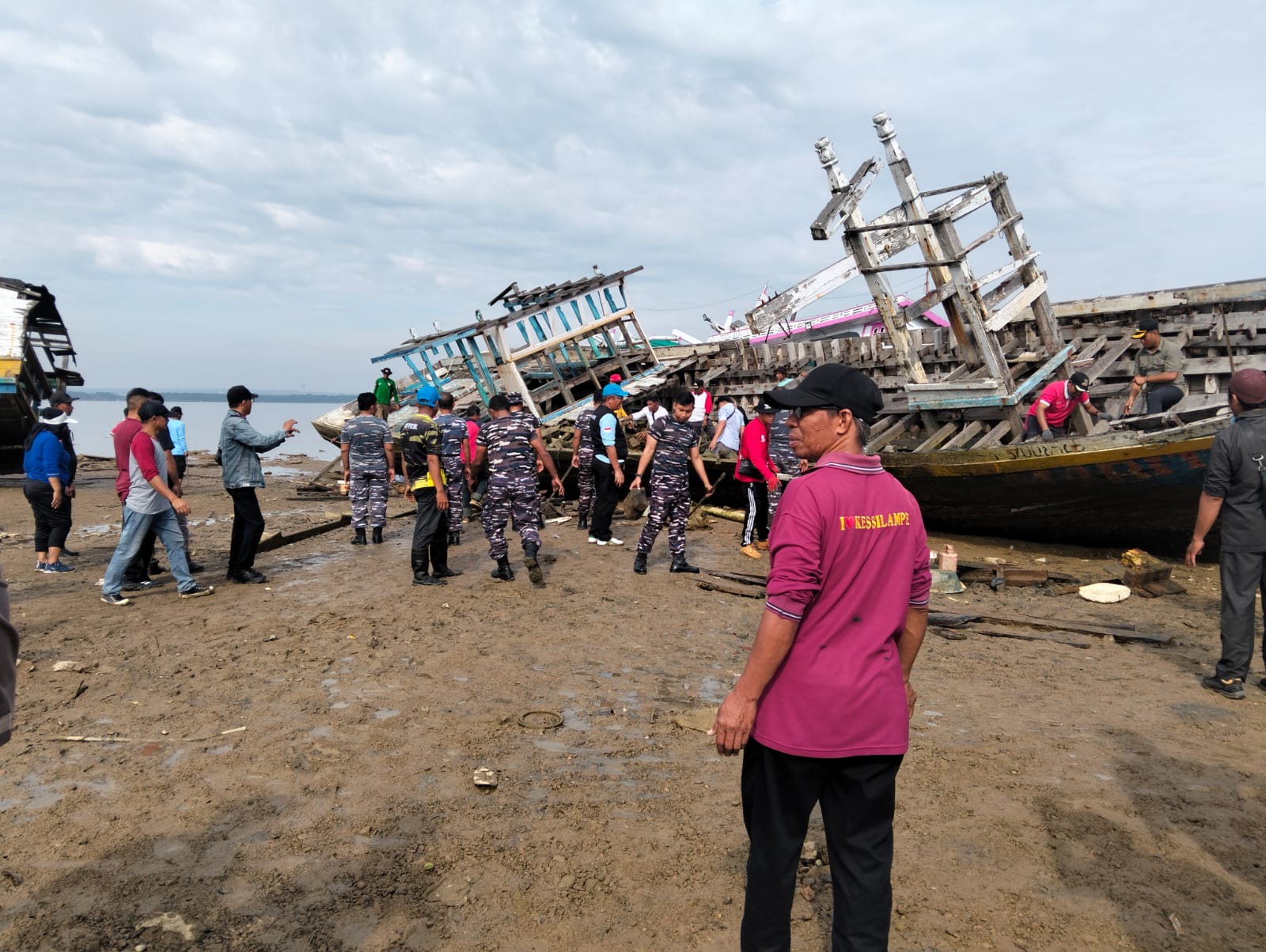 Lanal Kendari Gaungkan Aksi Bersih Pantai Singkirkan Bangkai Kapal Demi Laut Bersih