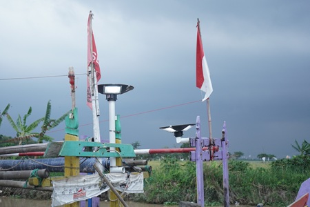 Penerangan Berbasis PLTS Hadir, Nelayan Cilamaya Kini Melaut dengan Lebih Aman dan Produktif