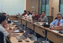 MAKASSAR, NEWSURBAN.ID - Otoritas Jasa Keuangan (OJK) mengundang Sekretariat Dewan Perwakilan Rakyat Daerah Kota Makassar untuk menghadiri konsultasi terkait asuransi Gedung DPRD Kota Makassar pascainsiden 2025. Undangan tersebut tertuang dalam surat bernomor S-40/KO.162/2026 tertanggal 24 Februari 2026. Surat itu menjadi tindak lanjut atas permohonan konsultasi yang sebelumnya diajukan Sekretaris DPRD Kota Makassar mengenai tahapan klaim asuransi bangunan gedung pascainsiden yang terjadi pada Agustus 2025 lalu. Pertemuan konsultasi dilaksanakan pada Rabu, 25 Februari 2026, mulai pukul 10.00 WITA hingga selesai. Agenda tersebut digelar di Kantor OJK Provinsi Sulawesi Selatan dan Sulawesi Barat yang beralamat di Jalan Sultan Hasanuddin Nomor 3–5, Makassar. Kegiatan tersebut dipimpin langsung oleh Kepala Kantor OJK Provinsi Sulawesi Selatan, Mochammad Muchlasin. Sejumlah pihak terkait turut dihadirkan guna membahas secara komprehensif proses klaim asuransi yang tengah berjalan. Selain jajaran OJK dan Sekretariat DPRD, pertemuan juga menghadirkan perwakilan dari Asuransi Eka Lloyd sebagai perusahaan penanggung. Hadir pula unsur Satuan Kerja Perangkat Daerah (SKPD) terkait dan Balai Penataan Bangunan, Prasarana, dan Kawasan (BPBKP) Sulawesi Selatan. Forum ini difokuskan pada pembahasan teknis dan administratif mengenai tahapan klaim, mulai dari verifikasi dokumen, penilaian kerugian, hingga mekanisme pencairan sesuai ketentuan perundang-undangan di sektor jasa keuangan. Kepala OJK Provinsi Sulawesi Selatan menekankan pentingnya koordinasi antarlembaga agar proses klaim dapat berjalan transparan, akuntabel, dan sesuai regulasi yang berlaku. OJK, kata dia, berperan memastikan seluruh prosedur dilakukan berdasarkan prinsip kehati-hatian. Sekretariat DPRD Kota Makassar menyambut baik fasilitasi yang dilakukan OJK. Konsultasi ini diharapkan mampu memberikan kepastian terhadap tahapan penyelesaian klaim atas kerusakan gedung akibat insiden tahun lalu. “Andi Rahmat menyampaikan pertemuan ini sangat strategis untuk memastikan tindak lanjut tahapan klaim asuransi bangunan gedung pascainsiden Agustus 2025 benar-benar berjalan sesuai dengan regulasi yang ada,” ujarnya dalam forum tersebut. Melalui konsultasi ini, seluruh pihak diharapkan memiliki pemahaman yang sama terkait prosedur dan tanggung jawab masing-masing. Dengan demikian, penyelesaian klaim asuransi Gedung DPRD Kota Makassar dapat dilakukan secara tepat waktu dan sesuai ketentuan hukum yang berlaku. (*)