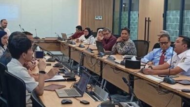MAKASSAR, NEWSURBAN.ID - Otoritas Jasa Keuangan (OJK) mengundang Sekretariat Dewan Perwakilan Rakyat Daerah Kota Makassar untuk menghadiri konsultasi terkait asuransi Gedung DPRD Kota Makassar pascainsiden 2025. Undangan tersebut tertuang dalam surat bernomor S-40/KO.162/2026 tertanggal 24 Februari 2026. Surat itu menjadi tindak lanjut atas permohonan konsultasi yang sebelumnya diajukan Sekretaris DPRD Kota Makassar mengenai tahapan klaim asuransi bangunan gedung pascainsiden yang terjadi pada Agustus 2025 lalu. Pertemuan konsultasi dilaksanakan pada Rabu, 25 Februari 2026, mulai pukul 10.00 WITA hingga selesai. Agenda tersebut digelar di Kantor OJK Provinsi Sulawesi Selatan dan Sulawesi Barat yang beralamat di Jalan Sultan Hasanuddin Nomor 3–5, Makassar. Kegiatan tersebut dipimpin langsung oleh Kepala Kantor OJK Provinsi Sulawesi Selatan, Mochammad Muchlasin. Sejumlah pihak terkait turut dihadirkan guna membahas secara komprehensif proses klaim asuransi yang tengah berjalan. Selain jajaran OJK dan Sekretariat DPRD, pertemuan juga menghadirkan perwakilan dari Asuransi Eka Lloyd sebagai perusahaan penanggung. Hadir pula unsur Satuan Kerja Perangkat Daerah (SKPD) terkait dan Balai Penataan Bangunan, Prasarana, dan Kawasan (BPBKP) Sulawesi Selatan. Forum ini difokuskan pada pembahasan teknis dan administratif mengenai tahapan klaim, mulai dari verifikasi dokumen, penilaian kerugian, hingga mekanisme pencairan sesuai ketentuan perundang-undangan di sektor jasa keuangan. Kepala OJK Provinsi Sulawesi Selatan menekankan pentingnya koordinasi antarlembaga agar proses klaim dapat berjalan transparan, akuntabel, dan sesuai regulasi yang berlaku. OJK, kata dia, berperan memastikan seluruh prosedur dilakukan berdasarkan prinsip kehati-hatian. Sekretariat DPRD Kota Makassar menyambut baik fasilitasi yang dilakukan OJK. Konsultasi ini diharapkan mampu memberikan kepastian terhadap tahapan penyelesaian klaim atas kerusakan gedung akibat insiden tahun lalu. “Andi Rahmat menyampaikan pertemuan ini sangat strategis untuk memastikan tindak lanjut tahapan klaim asuransi bangunan gedung pascainsiden Agustus 2025 benar-benar berjalan sesuai dengan regulasi yang ada,” ujarnya dalam forum tersebut. Melalui konsultasi ini, seluruh pihak diharapkan memiliki pemahaman yang sama terkait prosedur dan tanggung jawab masing-masing. Dengan demikian, penyelesaian klaim asuransi Gedung DPRD Kota Makassar dapat dilakukan secara tepat waktu dan sesuai ketentuan hukum yang berlaku. (*)