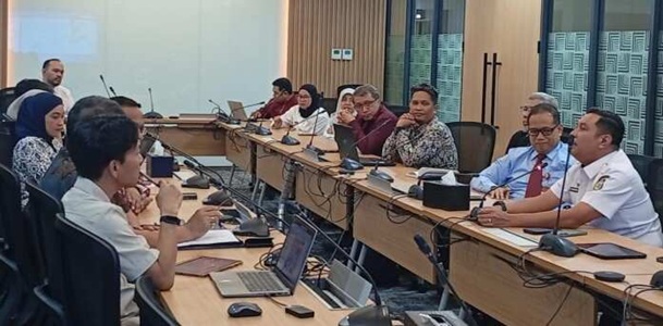 MAKASSAR, NEWSURBAN.ID - Otoritas Jasa Keuangan (OJK) mengundang Sekretariat Dewan Perwakilan Rakyat Daerah Kota Makassar untuk menghadiri konsultasi terkait asuransi Gedung DPRD Kota Makassar pascainsiden 2025. Undangan tersebut tertuang dalam surat bernomor S-40/KO.162/2026 tertanggal 24 Februari 2026. Surat itu menjadi tindak lanjut atas permohonan konsultasi yang sebelumnya diajukan Sekretaris DPRD Kota Makassar mengenai tahapan klaim asuransi bangunan gedung pascainsiden yang terjadi pada Agustus 2025 lalu. Pertemuan konsultasi dilaksanakan pada Rabu, 25 Februari 2026, mulai pukul 10.00 WITA hingga selesai. Agenda tersebut digelar di Kantor OJK Provinsi Sulawesi Selatan dan Sulawesi Barat yang beralamat di Jalan Sultan Hasanuddin Nomor 3–5, Makassar. Kegiatan tersebut dipimpin langsung oleh Kepala Kantor OJK Provinsi Sulawesi Selatan, Mochammad Muchlasin. Sejumlah pihak terkait turut dihadirkan guna membahas secara komprehensif proses klaim asuransi yang tengah berjalan. Selain jajaran OJK dan Sekretariat DPRD, pertemuan juga menghadirkan perwakilan dari Asuransi Eka Lloyd sebagai perusahaan penanggung. Hadir pula unsur Satuan Kerja Perangkat Daerah (SKPD) terkait dan Balai Penataan Bangunan, Prasarana, dan Kawasan (BPBKP) Sulawesi Selatan. Forum ini difokuskan pada pembahasan teknis dan administratif mengenai tahapan klaim, mulai dari verifikasi dokumen, penilaian kerugian, hingga mekanisme pencairan sesuai ketentuan perundang-undangan di sektor jasa keuangan. Kepala OJK Provinsi Sulawesi Selatan menekankan pentingnya koordinasi antarlembaga agar proses klaim dapat berjalan transparan, akuntabel, dan sesuai regulasi yang berlaku. OJK, kata dia, berperan memastikan seluruh prosedur dilakukan berdasarkan prinsip kehati-hatian. Sekretariat DPRD Kota Makassar menyambut baik fasilitasi yang dilakukan OJK. Konsultasi ini diharapkan mampu memberikan kepastian terhadap tahapan penyelesaian klaim atas kerusakan gedung akibat insiden tahun lalu. “Andi Rahmat menyampaikan pertemuan ini sangat strategis untuk memastikan tindak lanjut tahapan klaim asuransi bangunan gedung pascainsiden Agustus 2025 benar-benar berjalan sesuai dengan regulasi yang ada,” ujarnya dalam forum tersebut. Melalui konsultasi ini, seluruh pihak diharapkan memiliki pemahaman yang sama terkait prosedur dan tanggung jawab masing-masing. Dengan demikian, penyelesaian klaim asuransi Gedung DPRD Kota Makassar dapat dilakukan secara tepat waktu dan sesuai ketentuan hukum yang berlaku. (*)