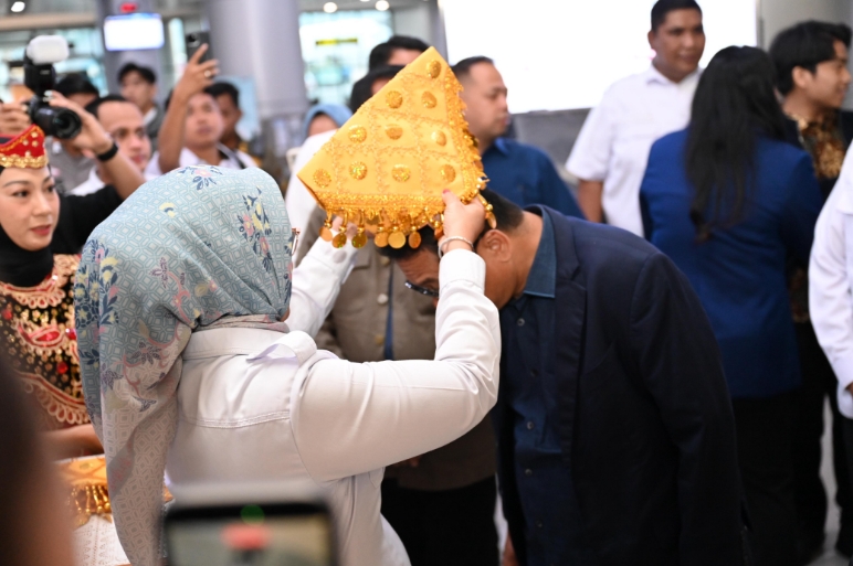 Sekprov Sulteng Sambut Kedatangan Mendes PDT dan Kepala BNN di Bandara Mutiara SIS Al-Jufri Palu