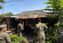 Tanpa Gesekan, Tim Penataan Kota Makassar Bongkar 15 Lapak PKL di Kecamatan Wajo Untuk Direlokasi