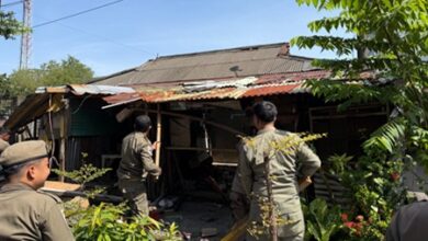 Tanpa Gesekan, Tim Penataan Kota Makassar Bongkar 15 Lapak PKL di Kecamatan Wajo Untuk Direlokasi