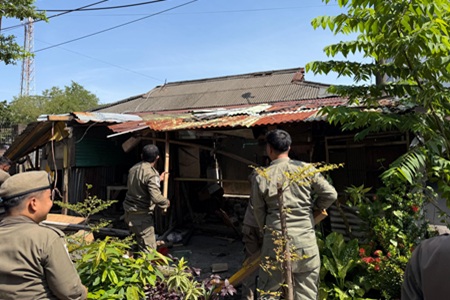 Tanpa Gesekan, Tim Penataan Kota Makassar Bongkar 15 Lapak PKL di Kecamatan Wajo Untuk Direlokasi