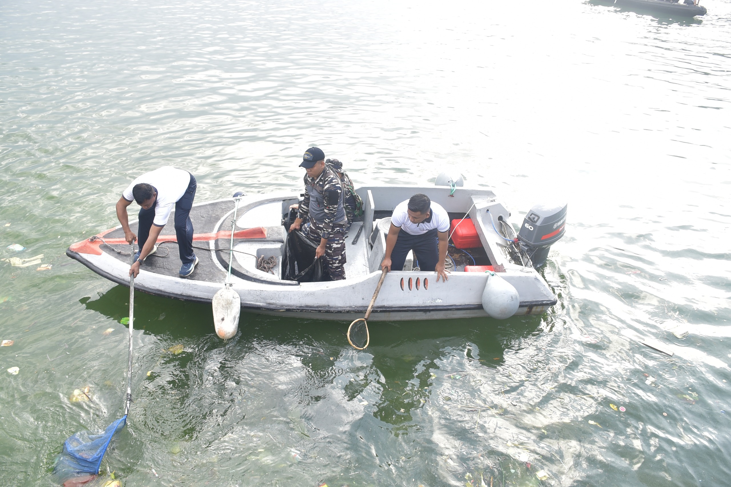 Ratusan Personel Kodaeral VI Bersatu Bersihkan Pantai Jalaria, TNI AL Wujudkan Indonesia ASRI dari Pesisir