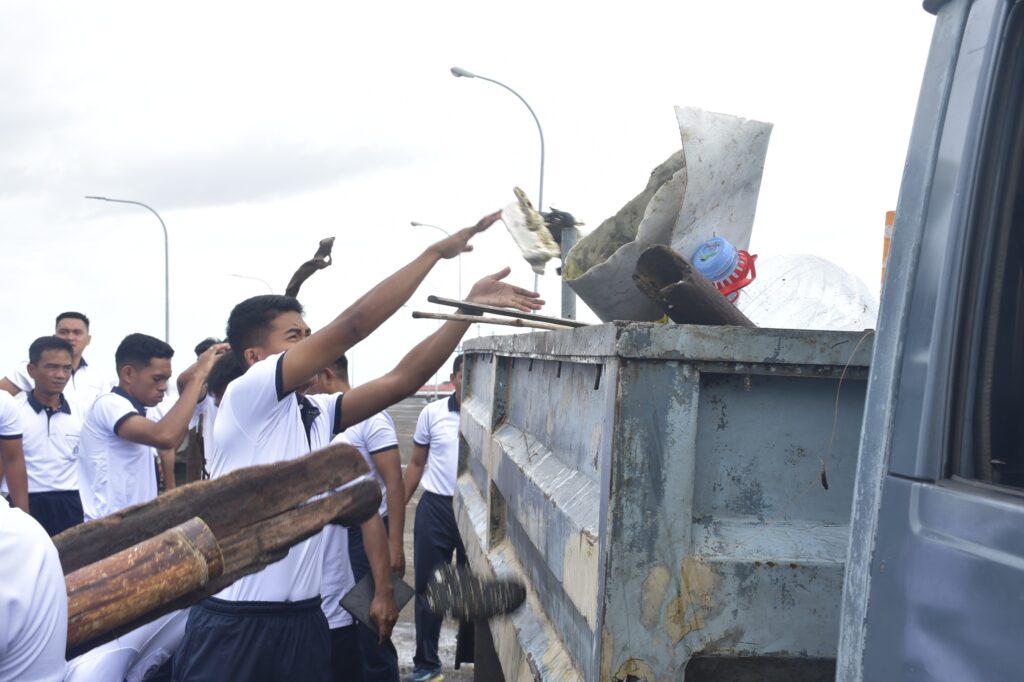 Dalam rangka mendukung pelaksanaan Program Aman, Sehat, Resik, Indah (INDONESIA ASRI), Komando Daerah Angkatan Laut (Kodaeral) VI melaksanakan kegiatan pembersihan lingkungan di Pantai Jalaria Kodaeral VI, Jumat (06/02/2026).