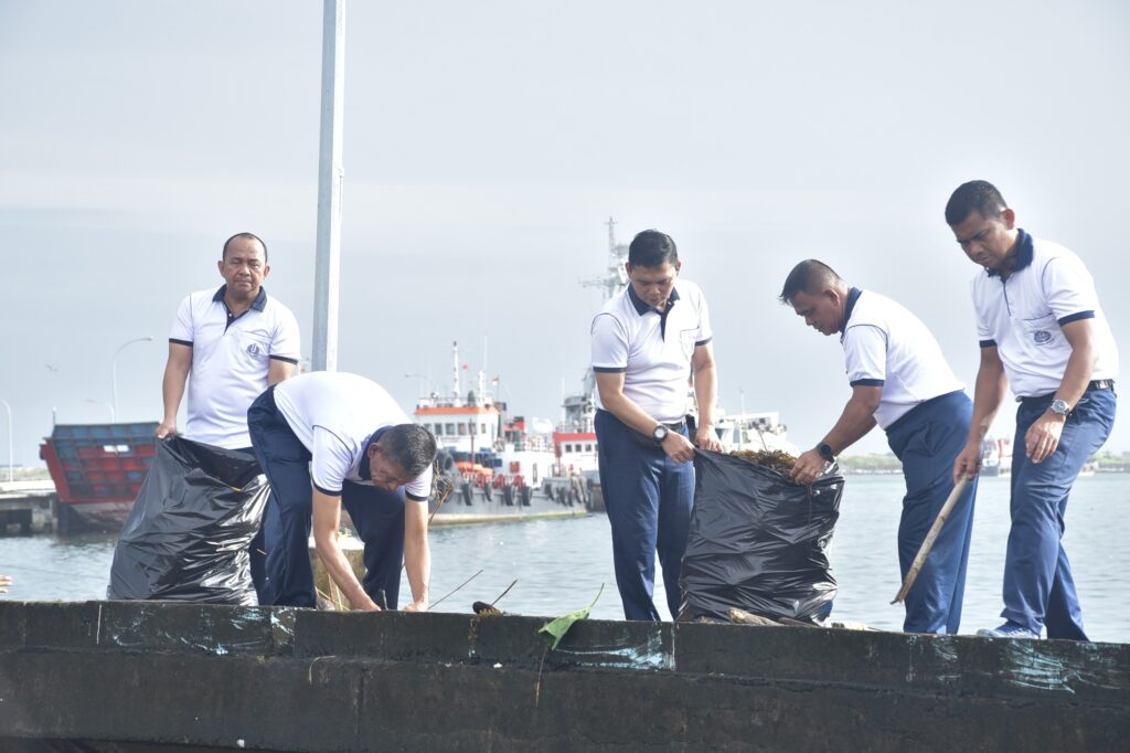 Dalam rangka mendukung pelaksanaan Program Aman, Sehat, Resik, Indah (INDONESIA ASRI), Komando Daerah Angkatan Laut (Kodaeral) VI melaksanakan kegiatan pembersihan lingkungan di Pantai Jalaria Kodaeral VI, Jumat (06/02/2026).