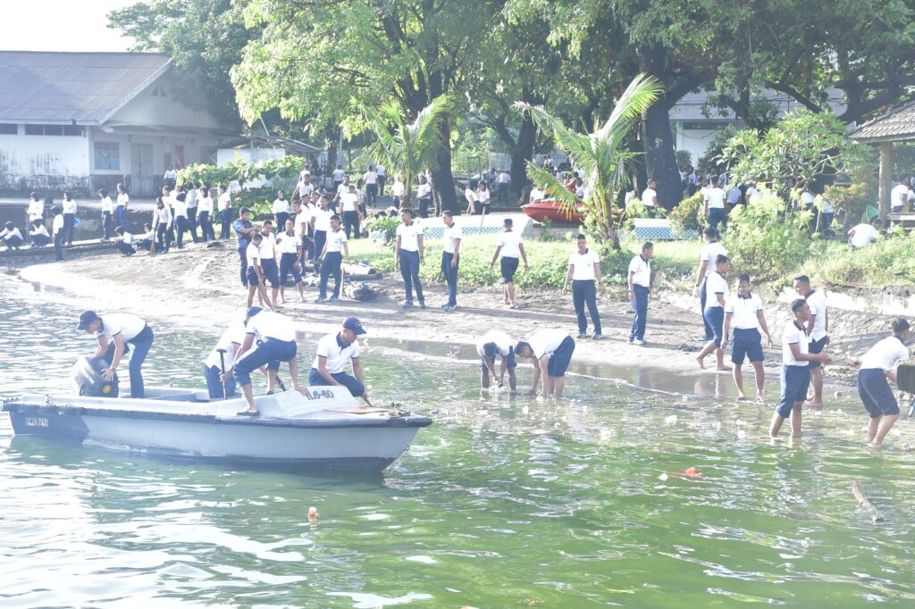 Dalam rangka mendukung pelaksanaan Program Aman, Sehat, Resik, Indah (INDONESIA ASRI), Komando Daerah Angkatan Laut (Kodaeral) VI melaksanakan kegiatan pembersihan lingkungan di Pantai Jalaria Kodaeral VI, Jumat (06/02/2026).