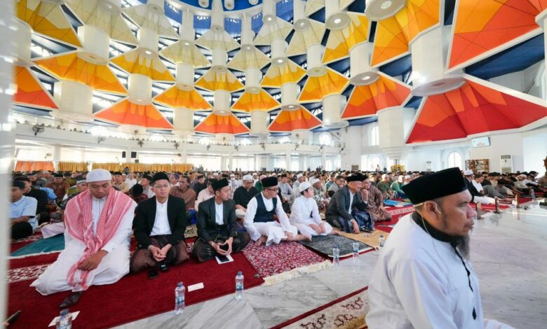 Puluhan Ribu Masyarakat Sulsel Salat Ied di Masjid Kubah 99 Asmaul Husna