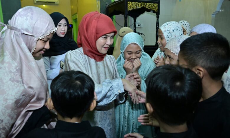 Aliyah Mustika Ilham Salat Tarawih Bersama Warga di Masjid Nurul Mujtahidah