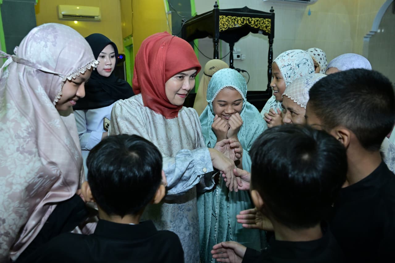 Aliyah Mustika Ilham Salat Tarawih Bersama Warga di Masjid Nurul Mujtahidah