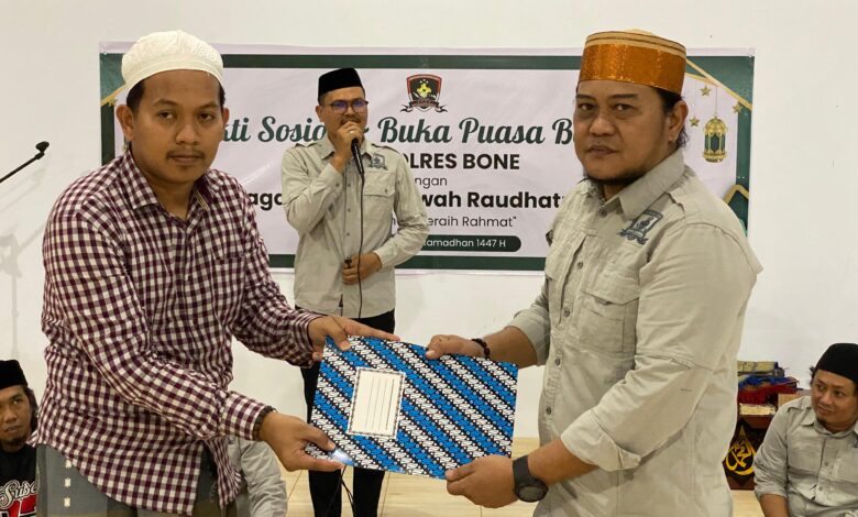 Bentuk Kepedulian Ramadan, Angkatan 22 TFTT Polres Bone Buka Puasa Bersama Santri Lembaga Tahfiz Raudatul Qur’an