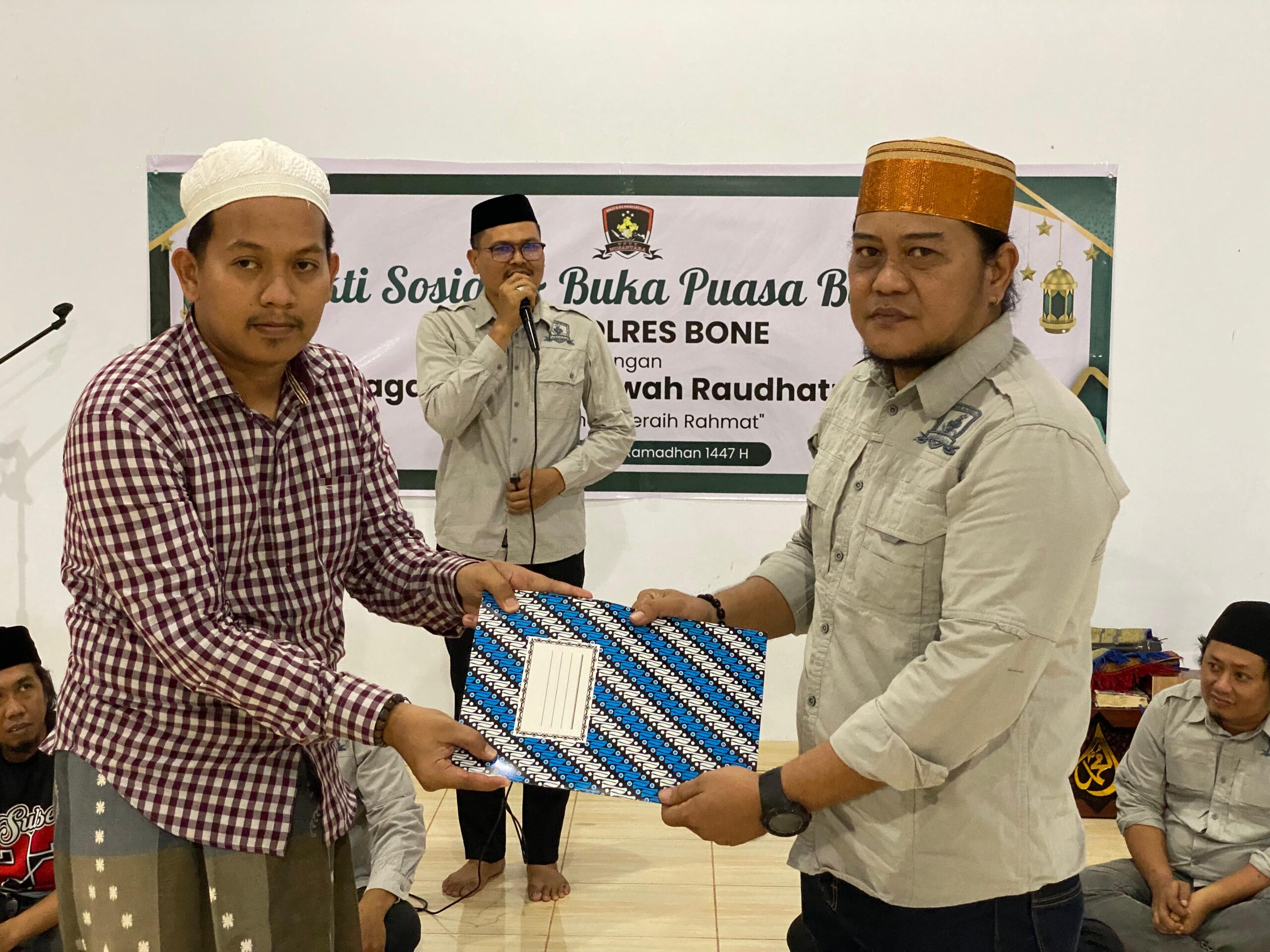 Bentuk Kepedulian Ramadan, Angkatan 22 TFTT Polres Bone Buka Puasa Bersama Santri Lembaga Tahfiz Raudatul Qur’an