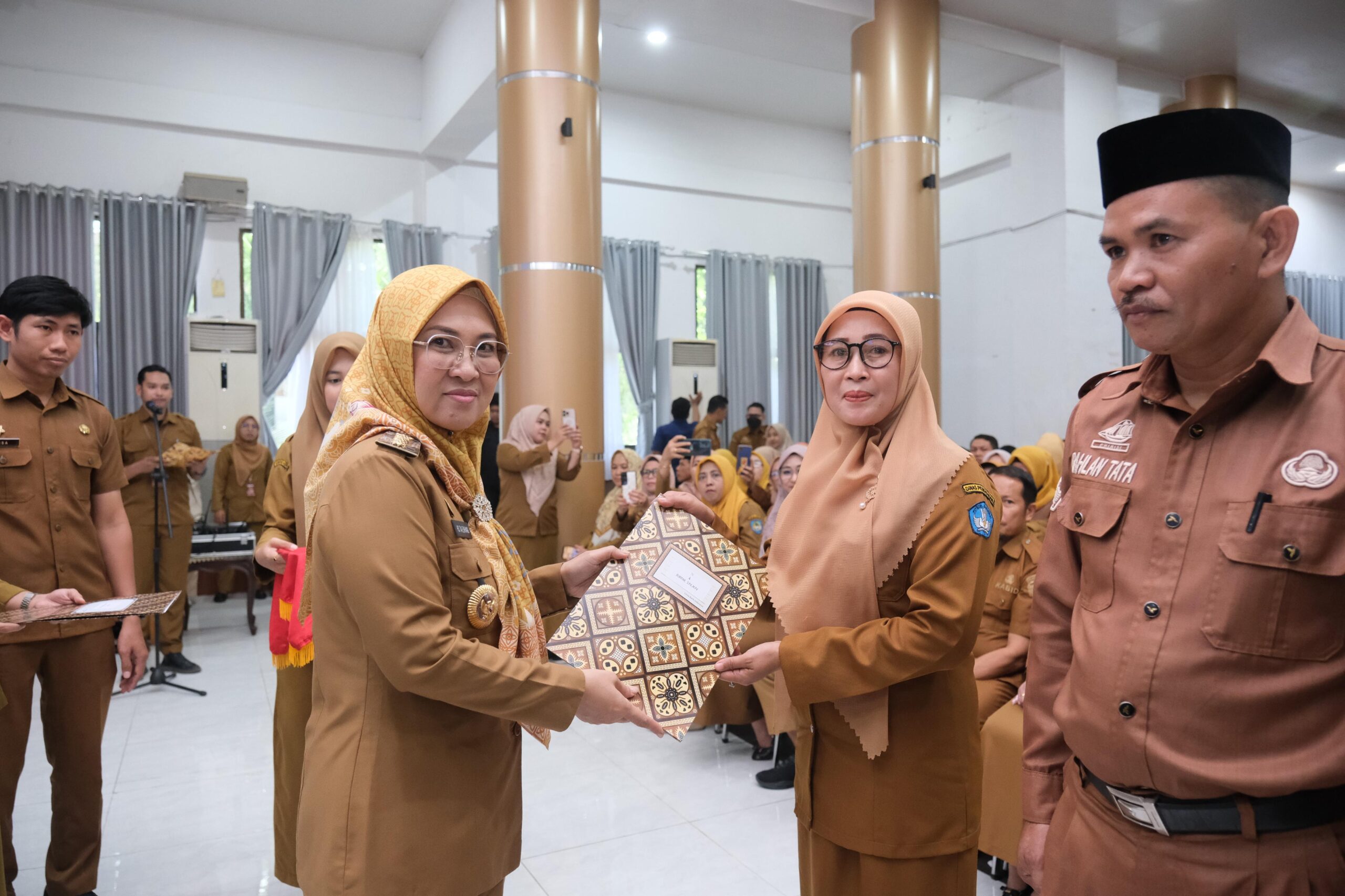 Serahkan 238 SK Kepsek dan Pengawas, Bupati Gowa Dorong Penguatan Sektor Pendidikan