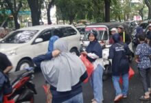 Semangat Ramadan Berbagi, NasDem Kota Makassar Bagikan Takjil kepada Masyarakat