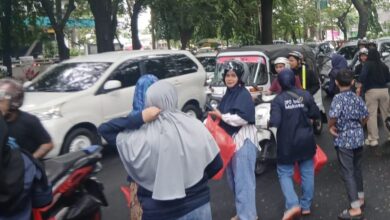 Semangat Ramadan Berbagi, NasDem Kota Makassar Bagikan Takjil kepada Masyarakat