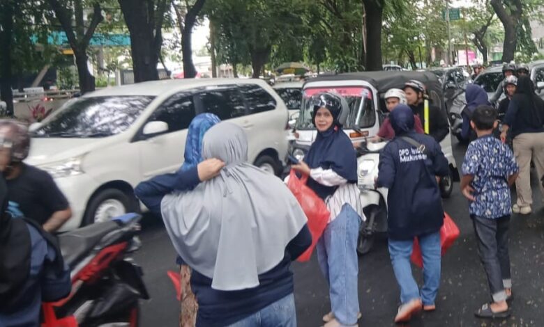 Semangat Ramadan Berbagi, NasDem Kota Makassar Bagikan Takjil kepada Masyarakat
