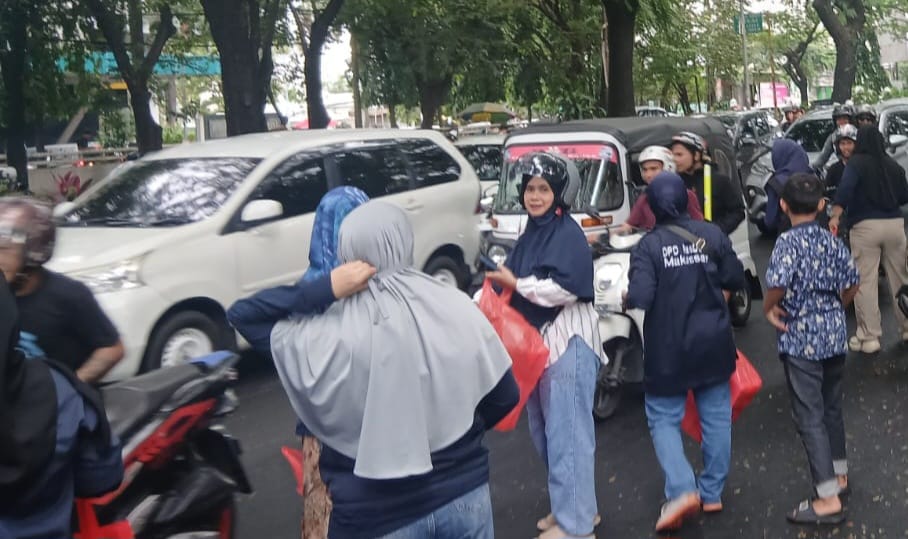 Semangat Ramadan Berbagi, NasDem Kota Makassar Bagikan Takjil kepada Masyarakat