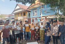 Gubernur Sulsel Salurkan Bantuan bagi 9 Rumah Korban Angin Puting Beliung di Takalar