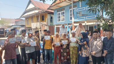 Gubernur Sulsel Salurkan Bantuan bagi 9 Rumah Korban Angin Puting Beliung di Takalar