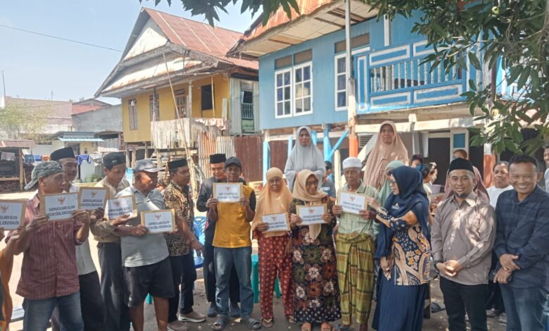 Gubernur Sulsel Salurkan Bantuan bagi 9 Rumah Korban Angin Puting Beliung di Takalar