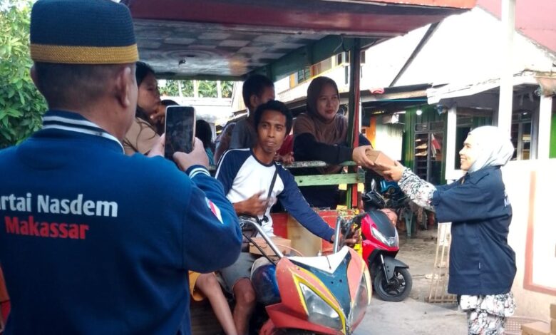 NasDem Kota Makassar Berbagi Takjil Ramadan di Kecamatan Kepulauan Sangkarrang dan Tamalate