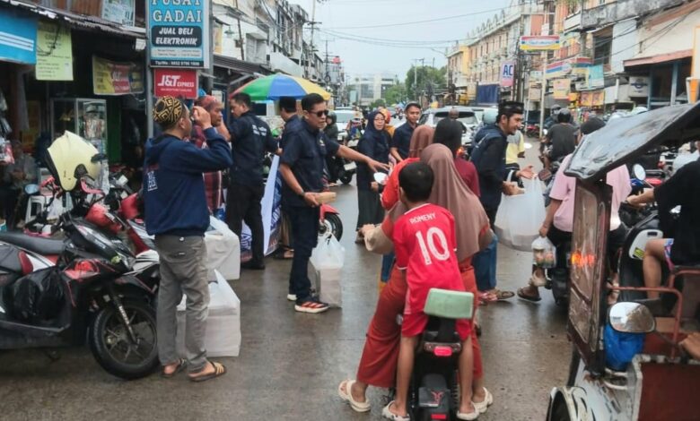 NasDem Kota Makassar Berbagi Takjil kepada Masyarakat di Dua Kecamatan