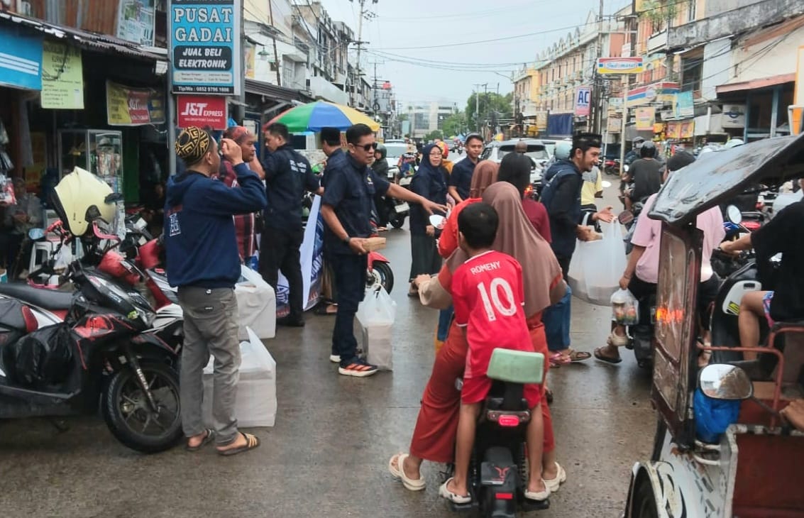 NasDem Kota Makassar Berbagi Takjil kepada Masyarakat di Dua Kecamatan