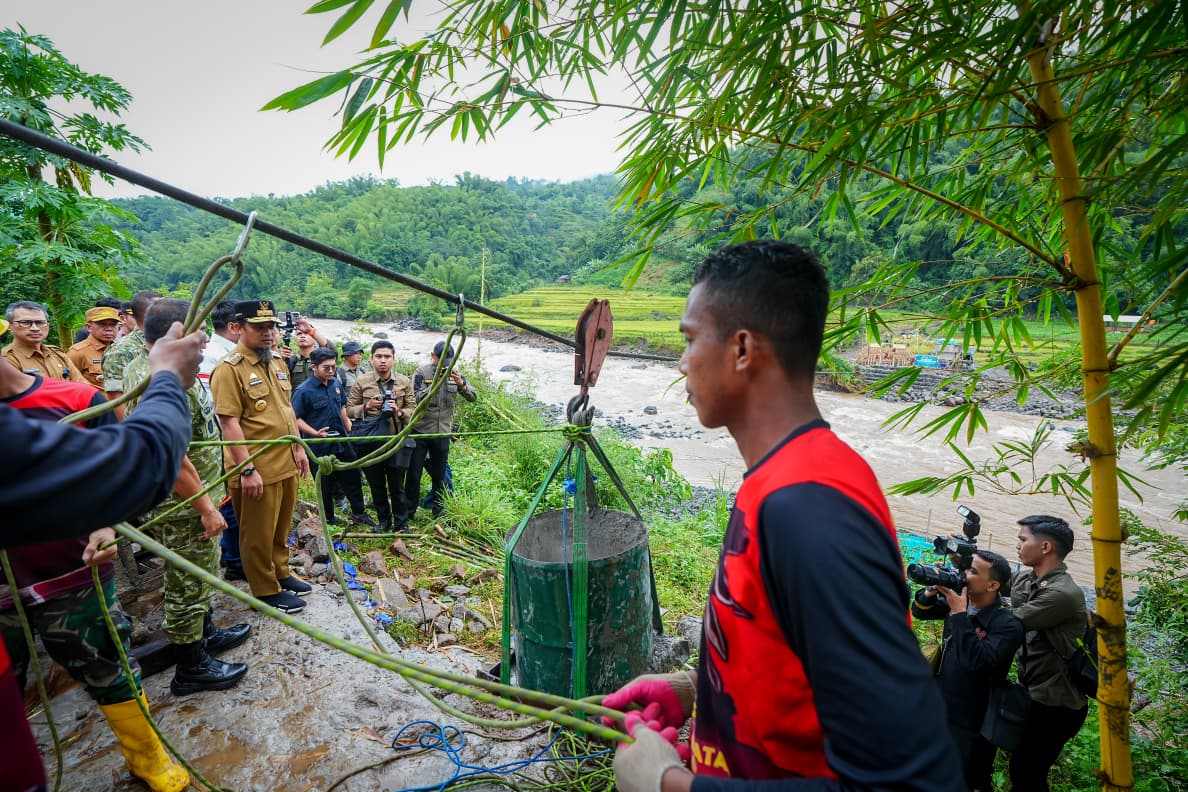 Gubernur Andi Sudirman Apresiasi Program TNI Bangun Jembatan untuk Akses Warga